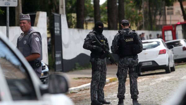 Policía cerca de la escuela en Suzano tras el tiroteo - Sputnik Mundo