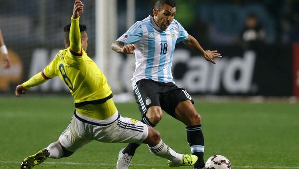 Los futbolistas Edwin Cardona, de Colombia, y Carlos Tevez, de Argentina, durante la Copa América en Chile, el 26 de junio de 2015 - Sputnik Mundo