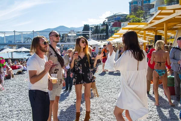 En la temporada vacacional de 2018, Crimea fue visitada por 6,8 millones de turistas, lo que supuso una cifra récord en toda la historia moderna de la península En la temporada vacacional de 2018, Crimea fue visitada por 6,8 millones de turistas, lo que supuso una cifra récord en toda la historia moderna de la península - Sputnik Mundo