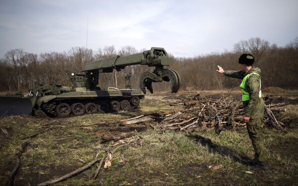 Entre barro y obstáculos: cómo los ingenieros rusos le dan bienvenida a la primavera - Sputnik Mundo