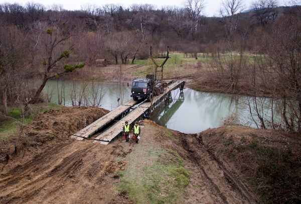 Entre barro y obstáculos: cómo los ingenieros rusos le dan bienvenida a la primavera - Sputnik Mundo