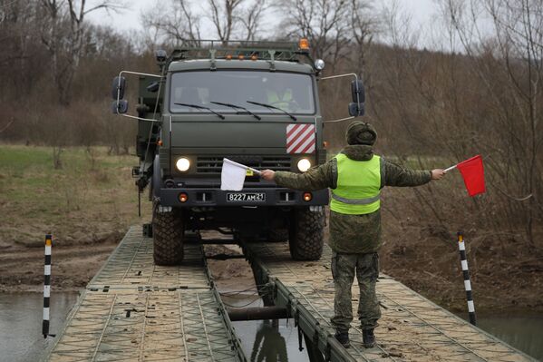 Entre barro y obstáculos: cómo los ingenieros rusos le dan bienvenida a la primavera - Sputnik Mundo