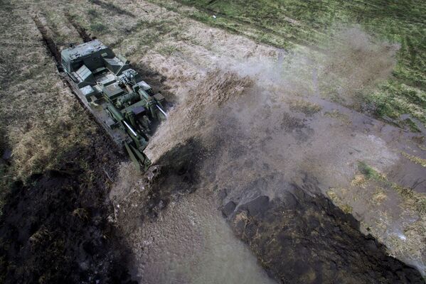 Entre barro y obstáculos: cómo los ingenieros rusos le dan bienvenida a la primavera - Sputnik Mundo