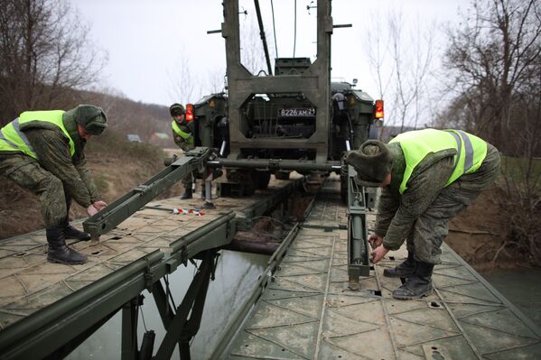 Entre barro y obstáculos: cómo los ingenieros rusos le dan bienvenida a la primavera - Sputnik Mundo