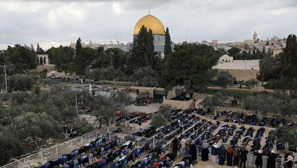 Los musulmanes rezan cerca del domo de la Roca de la Explanada de las Mezquitas - Sputnik Mundo
