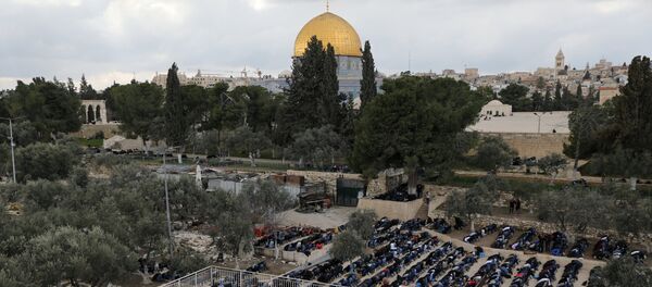 Los musulmanes rezan cerca del domo de la Roca de la Explanada de las Mezquitas - Sputnik Mundo