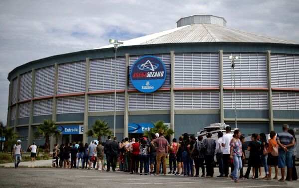 La gente hace fila para asistir al velorio las víctimas asesinadas en un tiroteo en la Escuela Raúl Brasil, en Suzano, Brasil. - Sputnik Mundo