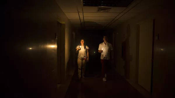 Parientes de un paciente dentro de una clínica durante el corte eléctrico producido en Caracas