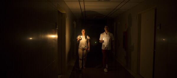 Parientes de un paciente dentro de una clínica durante el corte eléctrico producido en Caracas - Sputnik Mundo