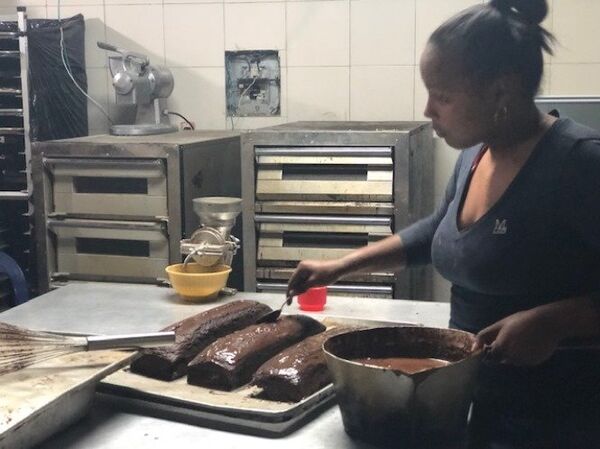 En los hornos de la Minka se prepara pan, pero también pasteles, que se venden a precios asequibles para el bolsillo de los trabajadores venezolanos - Sputnik Mundo