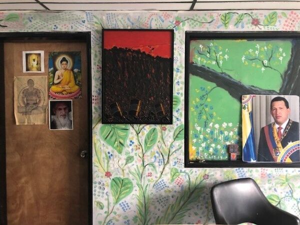 El infaltable retrato de Hugo Chávez, figura que inspira a muchos de quienes integran la Minka - Sputnik Mundo