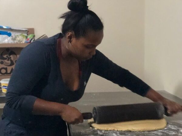 Leni Mari maneja a la perfección los hornos de la Minka, que alimentan con productos a precios populares a la comunidad - Sputnik Mundo