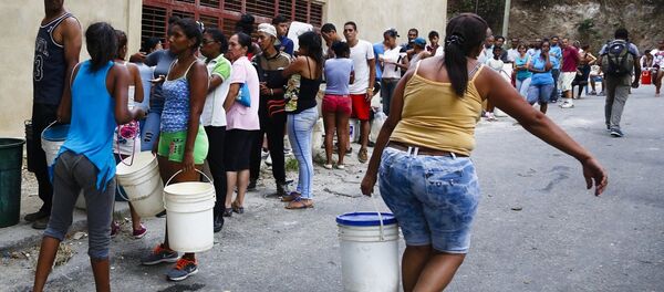 Venezolanos se abastecen de agua - Sputnik Mundo