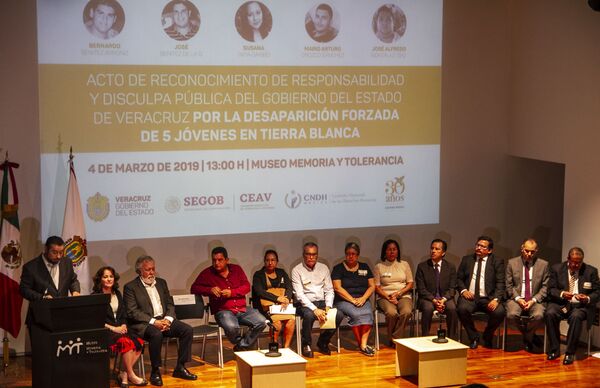 Familiares y funcionarios del Gobierno mexicano durante la disculpa pública por la desaparición forzada de cinco jóvenes en Tierra Blanca, Veracruz, en 2016. - Sputnik Mundo