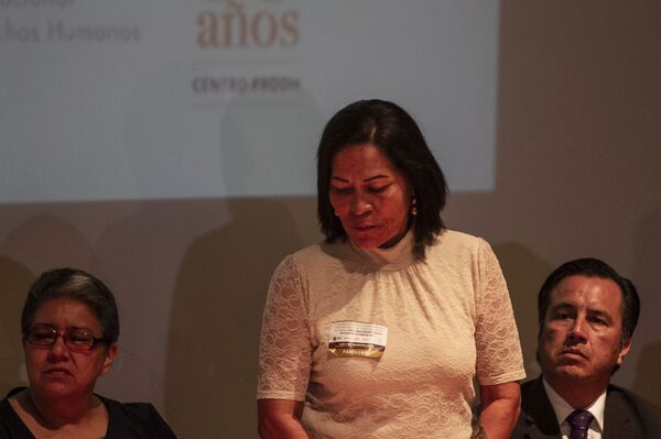 María del Carmen Díaz Galindo durante la disculpa pública por la desaparición forzada de cinco jóvenes en Tierra Blanca, Veracruz, en 2016. - Sputnik Mundo