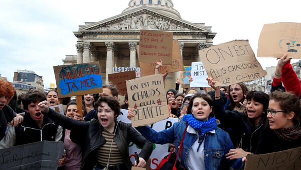 Estudiantes llaman a una huelga masiva contra el cambio climático en París, Francia Estudiantes llaman a una huelga masiva contra el cambio climático en París, Francia - Sputnik Mundo