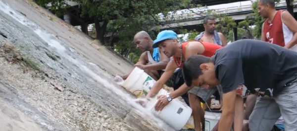 Los venezolanos se ven obligados a hacer acopio de agua por el apagón - Sputnik Mundo
