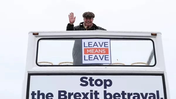 El eurodiputado británico, Nigel Farage, encabeza la Marcha para salir - Sputnik Mundo