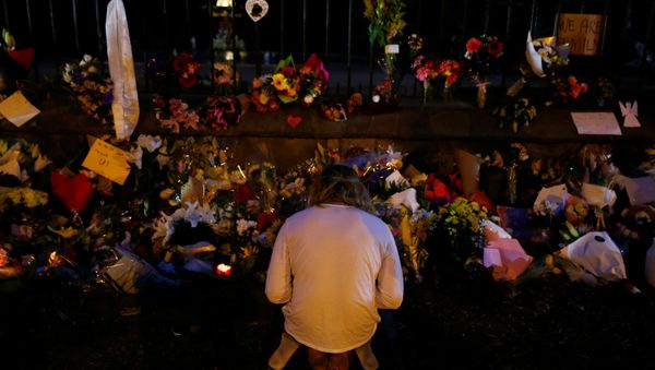 Un hombre reza cerca de la ofrenda floral a los víctimas del atentado en Christchurch, Nueva Zelanda Un hombre reza cerca de la ofrenda floral a los víctimas del atentado en Christchurch, Nueva Zelanda - Sputnik Mundo