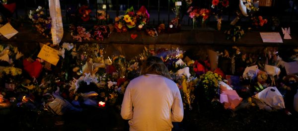 Un hombre reza cerca de la ofrenda floral a los víctimas del atentado en Christchurch, Nueva Zelanda - Sputnik Mundo
