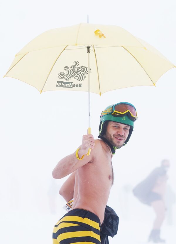 Bikinis y disfraces: miles de personas participan en el carnaval BoogelWoogel en Sochi - Sputnik Mundo