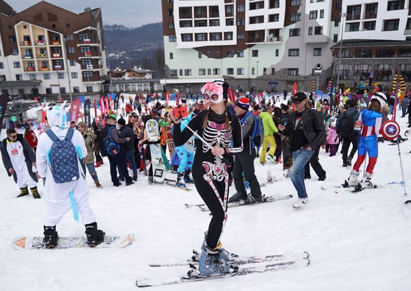 Bikinis y disfraces: miles de personas participan en el carnaval BoogelWoogel en Sochi - Sputnik Mundo