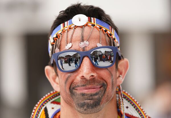 Bikinis y disfraces: miles de personas participan en el carnaval BoogelWoogel en Sochi - Sputnik Mundo