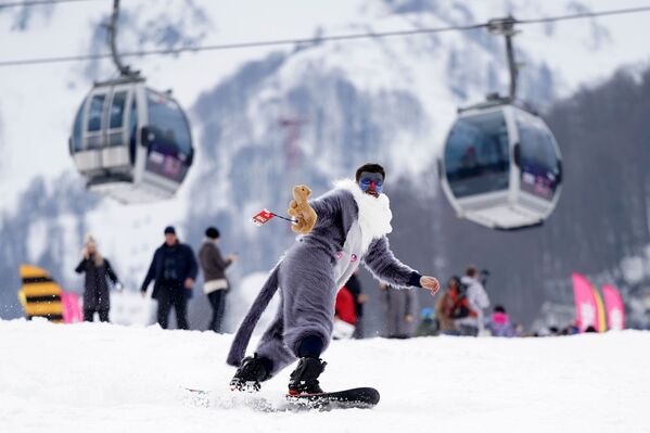 Bikinis y disfraces: miles de personas participan en el carnaval BoogelWoogel en Sochi - Sputnik Mundo