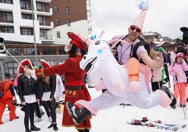 Bikinis y disfraces: miles de personas participan en el carnaval BoogelWoogel en Sochi - Sputnik Mundo