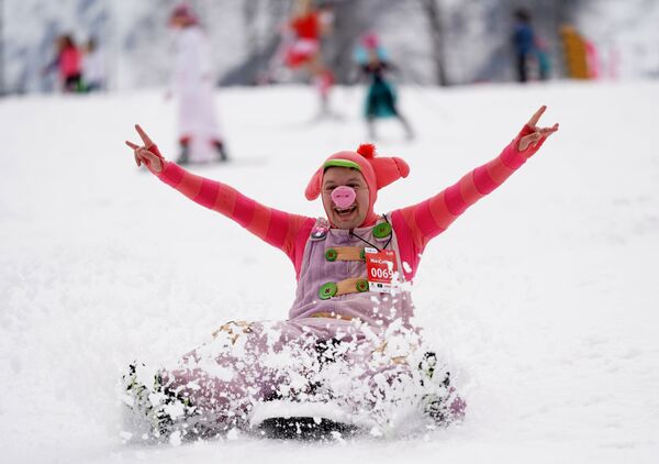 Bikinis y disfraces: miles de personas participan en el carnaval BoogelWoogel en Sochi - Sputnik Mundo