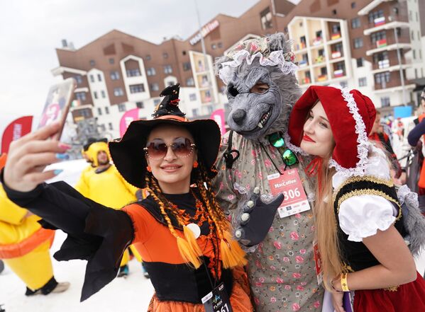 Bikinis y disfraces: miles de personas participan en el carnaval BoogelWoogel en Sochi - Sputnik Mundo