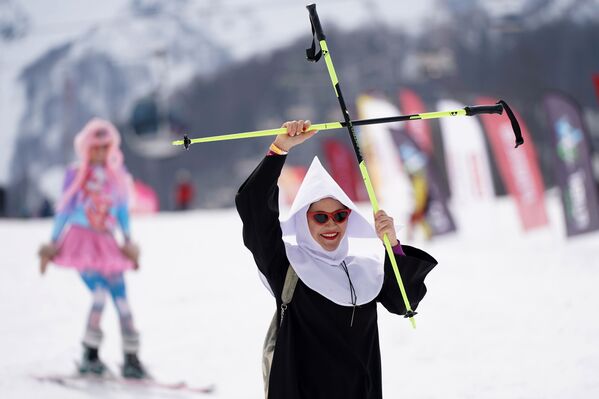 Bikinis y disfraces: miles de personas participan en el carnaval BoogelWoogel en Sochi - Sputnik Mundo