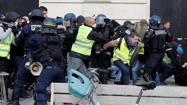 Protestas de los 'chalecos amarillos' en París - Sputnik Mundo