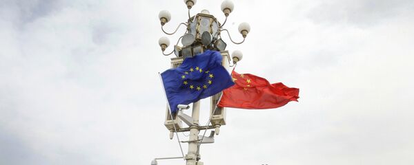 Las banderas de la UE y China - Sputnik Mundo