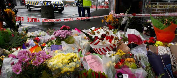Los vecinos de Christchurch depositaron ofrendas florales por los fallecidos en los ataques neonazis que tuvieron lugar en la ciudad - Sputnik Mundo