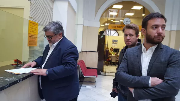 Los escritores argentinos Nicolás Márquez (al centro) y Agustín Laje (a la izquierda) en una visita a España - Sputnik Mundo