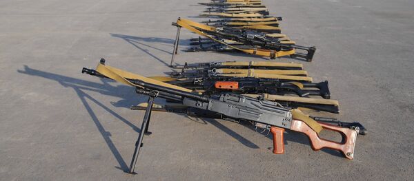 Unas a metralladoras PKM y otras armas - Sputnik Mundo