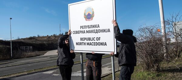 Obreros cambian carteles en un puesto de control fronterizo en Macedonia del Norte - Sputnik Mundo