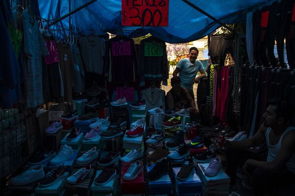 Mauro en su local del mercado Santa Cruz Meyehualco. - Sputnik Mundo