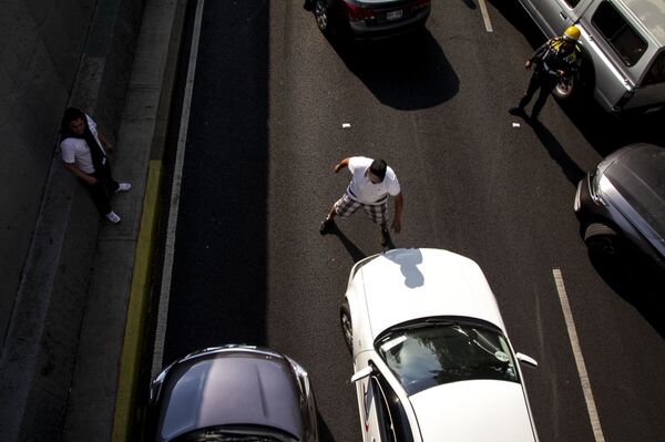 Comerciantes de Santa Cruz Meyehualco paran el tráfico en cinco avenidas principales de la ciudad, como protesta contra su reubicación - Sputnik Mundo