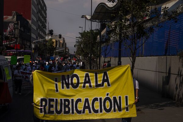 Comerciantes del mercado Santa Cruz Meyehualco marchan en contra de la reubicación. - Sputnik Mundo
