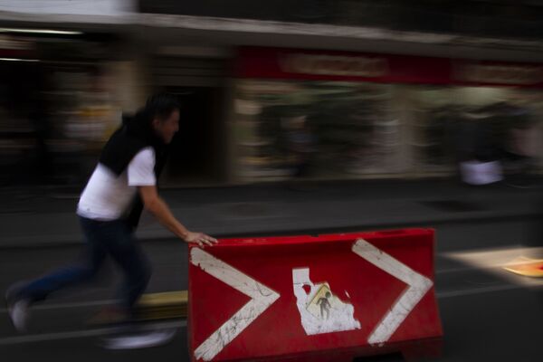 Mauro toma señalamientos de tránsito para cortar el tráfico durante la marcha contra la reubicación del mercado Santa Cruz Meyehualco. - Sputnik Mundo