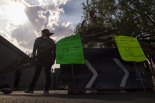Comerciantes de Santa Cruz Meyehualco paran el tráfico en cinco avenidas principales de la ciudad, como protesta contra su reubicación. - Sputnik Mundo