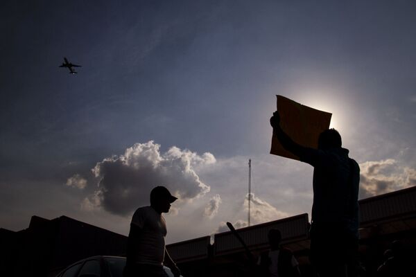Comerciantes de Santa Cruz Meyehualco paran el tráfico en cinco avenidas principales de la ciudad, como protesta contra su reubicación. - Sputnik Mundo
