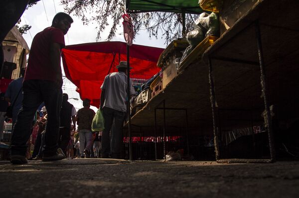 Merchante compra en el mercado Santa Cruz Meyehualco. - Sputnik Mundo