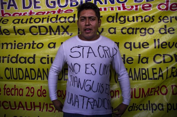 Edgar durante la protesta contra la reubicación del mercado Santa Cruz Meyehualco. - Sputnik Mundo