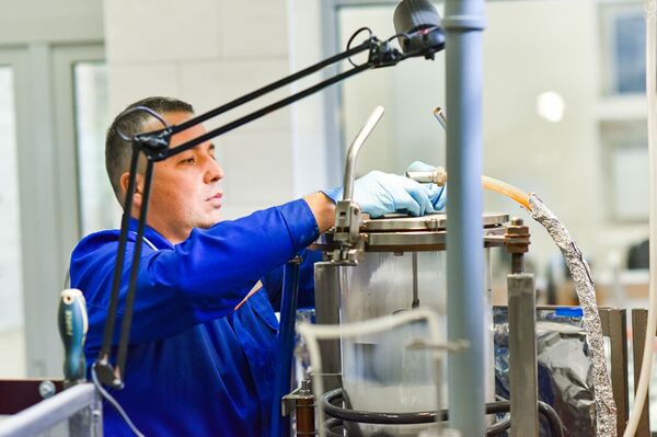 Andréi Kovalski, el empleado del laboratorio Nanomateriales Inorgánicos - Sputnik Mundo