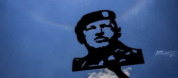 Imagen de Hugo Chávez, expresidente de Venezuela, en una manifestación a favor de Nicolás Maduro, actual mandatario del país - Sputnik Mundo