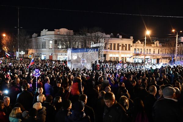 Crimea celebra a lo grande su retorno a Rusia - Sputnik Mundo