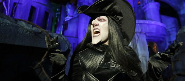 Una actriz disfrazada de bruja (archivo) - Sputnik Mundo